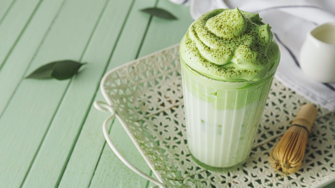 Odkryj tajniki przygotowywania idealnej matchy: od tradycyjnej ceremonii aż po nowoczesne metody parzenia